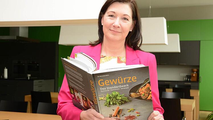 Manuela Mahn ist die Kuratorin des in Kulmbach entstehenden Deutschen Gewürzmuseums und hat als Buchautorin nun auch ein neues Standardwerk zum Thema Gewürze verfasst.  Foto: Dagmar Besand