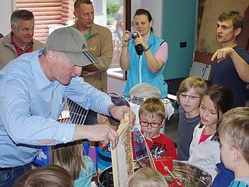Ewald Müller bringt die Waben in die Honigschleuder ein. Foto: Heike Schülein