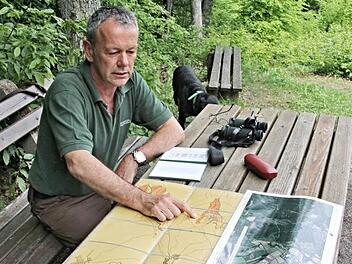 Am "Käpella" in Ebern erklärt Förster Wolfgang Gnannt anhand einer fast schon historischen Karte seinen Wirkungsbereich.  Foto: Helmut Will