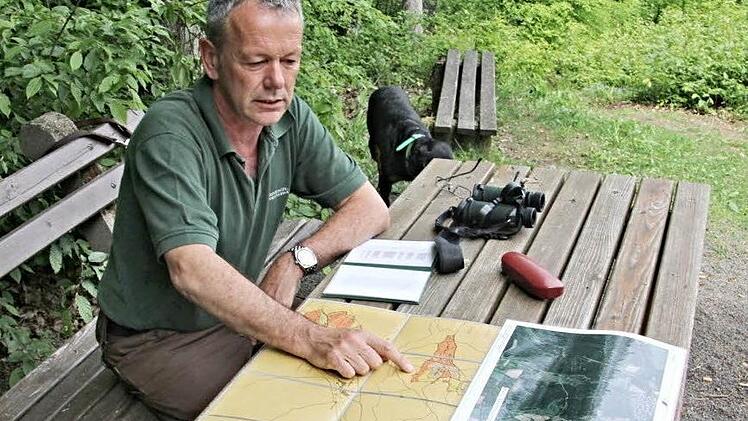 Am "Käpella" in Ebern erklärt Förster Wolfgang Gnannt anhand einer fast schon historischen Karte seinen Wirkungsbereich.  Foto: Helmut Will
