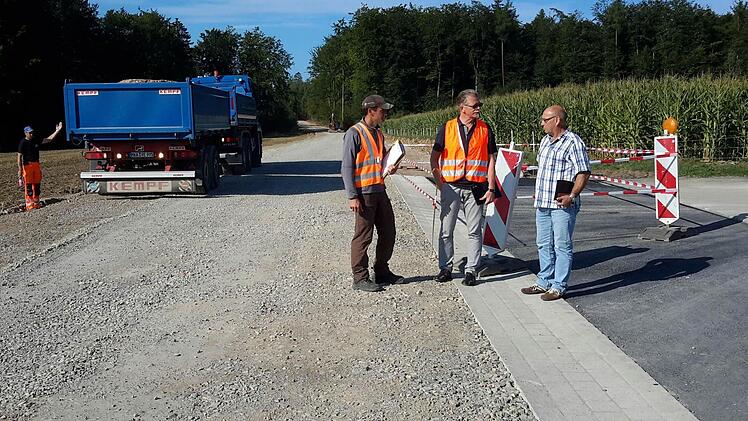 Turnusmäßige Besprechung an der Kreisstraße 27: Hubert Dorn (von rechts), Jürgen Dobler und Arno Spahn freuen sich über den zügigen Baufortschritt. Die Arbeiten an dem Projekt werden voraussichtlich früher als erwartet beendet sein. Foto: Rolf Pralle