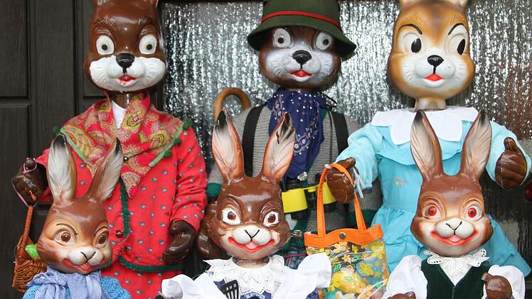 Die Langohren lieben es bunt - und jeder Osterhase schaut ein bisschen anders. Denn die Hasen sind handbemalt. Foto: Sonja Adam