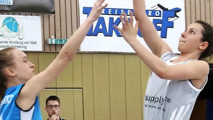 Gef&auml;hrlicher im Angriff, aggressiver in der Abwehr und immer mit Lufthoheit: Das war das Bamberger DJK-Spiel bei den "Bayerischen" der U15-Basketballerinnen in der W&uuml;rzburger Feggrube. Hier schlie&szlig;t Kapit&auml;nin Jana Barth problemlos ab. Foto: privat
