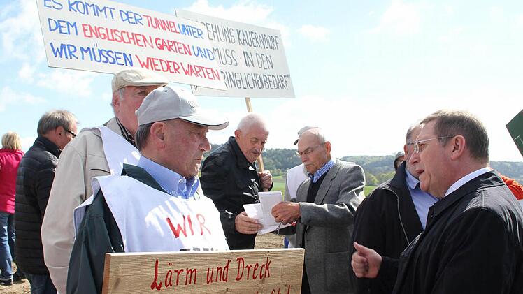 Kulmbachs Oberbürgermeister und Bezirksrat Henry Schramm stellte sich der Diskussion mit den Kauerndorfern, machte aber klar, dass er nicht an eine schnelle Realisierung der Tunnellösung glaube.  Foto: Sonny Adam