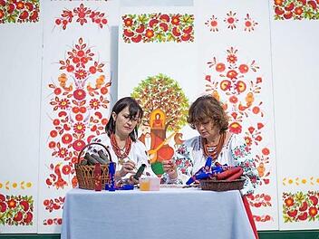 Die Ukrainerinnen Galyna Nazarenko und Olena Yarmolyuk, Meisterinnen ihres Fachs, zeigen, worauf es bei der dekorativen Verzierung verschiedenster Materialien und Oberfl&auml;chen ankommt.  Foto: Markus Behringer