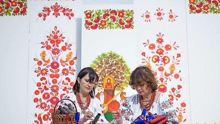 Die Ukrainerinnen Galyna Nazarenko und Olena Yarmolyuk, Meisterinnen ihres Fachs, zeigen, worauf es bei der dekorativen Verzierung verschiedenster Materialien und Oberfl&auml;chen ankommt.  Foto: Markus Behringer