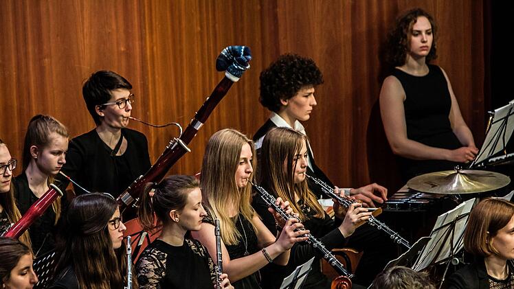 Das Jugendsymphonieorchester Oberfranken unter Leitung von Till Fabian Weser beeindruckte das Publikum im Coburger Kongresshaus mit begeisterndem Musizieren.Foto: Jochen Berger