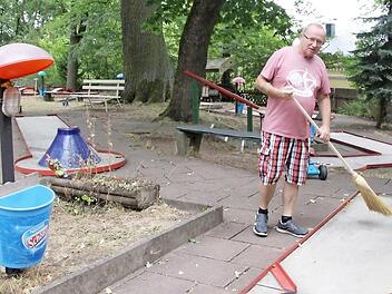 Walter Hielscher nimmt statt eines Minigolfschlägers auch mal einen Besen in die Hand. Er kümmert sich um die gesamte Anlage am Adamiberg.  Foto: Svenja Sollmann