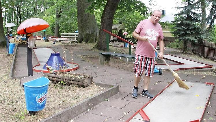 Walter Hielscher nimmt statt eines Minigolfschlägers auch mal einen Besen in die Hand. Er kümmert sich um die gesamte Anlage am Adamiberg.  Foto: Svenja Sollmann
