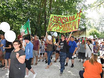 Mit Demonstrationen wie dieser und einer Unterschriftensammlung haben die Aktiven der Bürgerinitiative "Für den Hauptsmoorwald" die Basis für das Bürgerbegehren gelegt. Foto: Ronald Rinklef