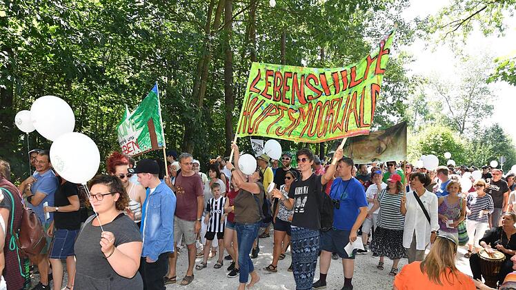 Mit Demonstrationen wie dieser und einer Unterschriftensammlung haben die Aktiven der Bürgerinitiative "Für den Hauptsmoorwald" die Basis für das Bürgerbegehren gelegt. Foto: Ronald Rinklef