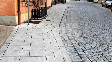 Die gro&szlig;en Platten seien angenehmer zum Gehen mit einem Rollator, sagt die Seniorin.