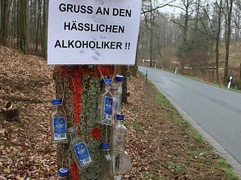 Der hohe Baumstumpf mit den Schnapsfläschchen steht zwischen Meschenbach und Haarth im Landkreis Coburg