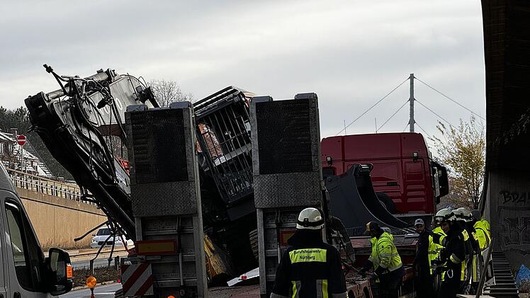 Laster bleibt mit seiner Ladung an Brücke hängen geblieben: Erheblicher Schaden