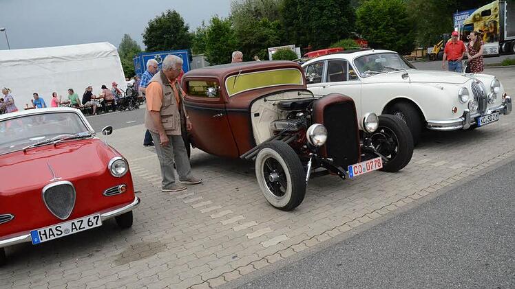 Nicht alle Fahrzeuge waren auf Hochglanz poliert, dafür waren sie umso eigenartiger ausgestattet, wie dieser Chevrolet Hot Rod.