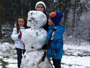 Auf der Radspitze (Landkreis Kronach) konnte man am Wochenende schon den ersten Schneemann bauen. Foto: Christine Fischer