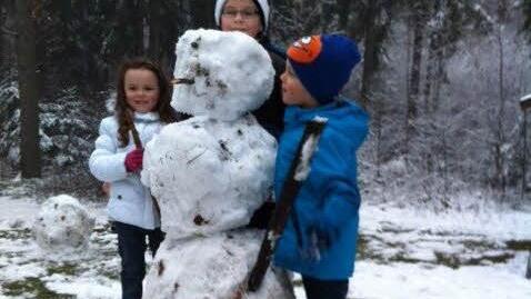 Auf der Radspitze (Landkreis Kronach) konnte man am Wochenende schon den ersten Schneemann bauen. Foto: Christine Fischer