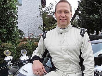 Schon mit ersten Siegerpokalen ausgestattet, die er mit seinem BMW eingefahren hat, präsentiert sich Michael Linke in Marktrodach vor dem neuen Renner - einem 211 PS starken Mini Cooper "John Works". Foto: Hofmann