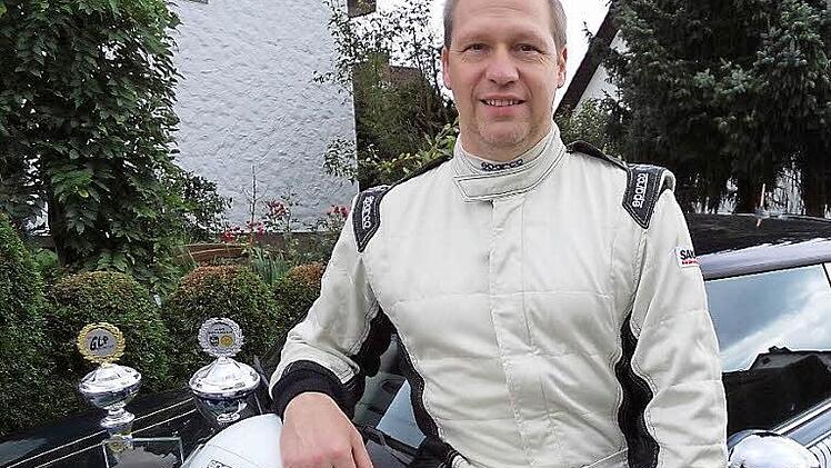 Schon mit ersten Siegerpokalen ausgestattet, die er mit seinem BMW eingefahren hat, präsentiert sich Michael Linke in Marktrodach vor dem neuen Renner - einem 211 PS starken Mini Cooper "John Works". Foto: Hofmann