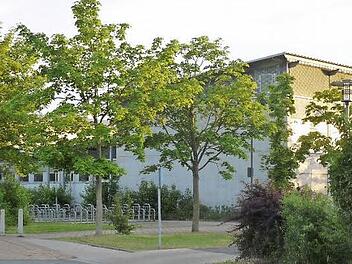 Die alte Turnhalle ist in die Jahre gekommen. Ob sie saniert werden kann wird der Gemeinderat bald diskutieren.  Foto: Pauline Lindner