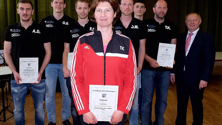 Sportlerin des Jahres 2015 ist Tanja Köhler vom TSV Münnerstadt, und Sportmannschaft des Jahres 2015 sind die Volleyballspieler vom TV/ DJK Hammelburg. Foto: Gerd Schaar