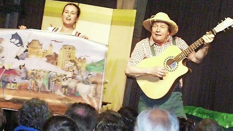 Mit Bildtafeln und Gitarre untermauern Ingrit Gabriel und Jan Burdinski die Moritat um den Ritter Prunz von Prunzelschütz.  Foto: Gerda Völk