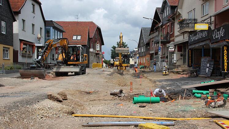 Zwischen der Einmündung der Staatsstraße und der Sparkasse wird gebaut.  Foto: Friedwald Schedel