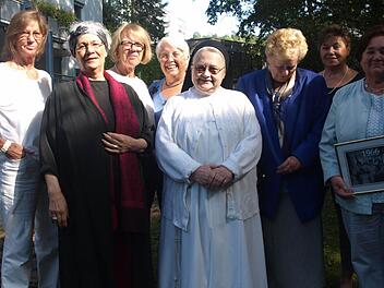 Vor 50 Jahren waren sie die ersten, die im neu erbauten St.- Elisabeth-Krankenhaus ihr Examen als Krankenschwester ablegten. Begonnen hatten sie ihre Ausbildung im alten Krankenhaus in der Stadt. Unser Foto zeigt die Gruppe mit Schwester Regina (Mitte) sowie Waltraud Leitschuh (v. r.), die das Treffen vorbereitet hatte.  Foto: Stefan Geiger