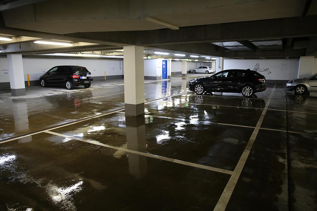 Rohrbruch setzt Tiefgarage unter Wasser - THW und Feuerwehr müssen in der Nacht anrücken – Bauarbeiter übernehmen am Morgen die Reinigungsarbeiten – Tiefgarage bleibt für die Öffentlichkeit gesperrt – Ausmaß des Wasserschadens immer noch erkennbar