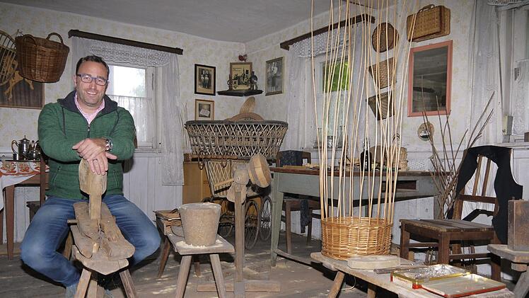 Markus Mönch würde manche Exponate künftig in der Schule ausstellen. Foto: Berthold Köhler