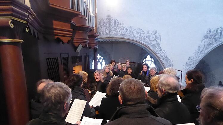 Der Chor muss   sich auf der relativ kleinen Empore um die Orgel drängen, an der der Organist, mit dem Rücken zu seinen Leuten, gleichzeitig spielt und dirigiert.  Thomas Ahnert