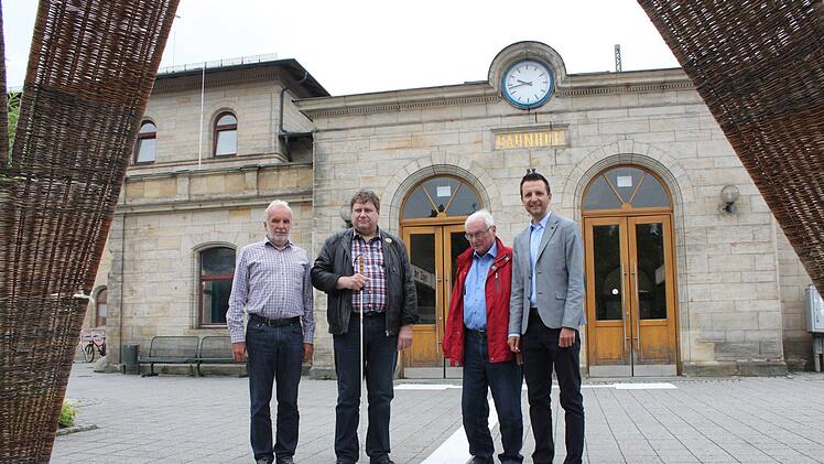 Günther Lorenz vom Bauamt der Stadt, Hartmut Peckmann vom Bayerischen Blinden- und Sehbehindertenbund, Behindertenbeauftragter Manfred Robisch und Bürgermeister Andreas Hügerich (v.l.) am Bodenleitsystem vor dem Lichtenfelser Bahnhof