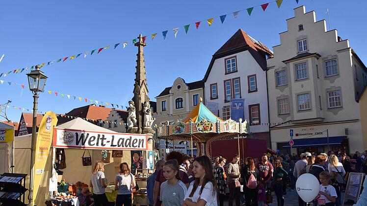 Strahlender Sonnenschein und blauer Himmel brachten das 41. Haßfurter Straßenfest zum Leuchten.
