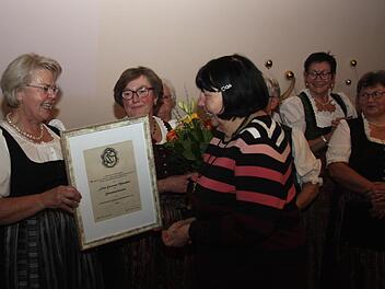 Eleonore Marabini (Mitte) wurde zur Ehrenchorleiterin ernannt.     Foto: Richard Sänger