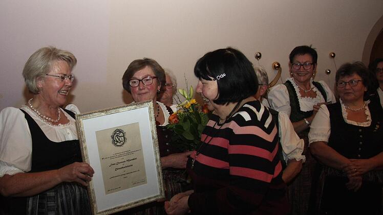 Eleonore Marabini (Mitte) wurde zur Ehrenchorleiterin ernannt.     Foto: Richard Sänger