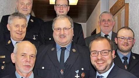 Vorn v.l. Wolfgang Pechtold und Landrat Sebastian Straubel; Mitte v.l. Kreisbrandrat Manfred Lorenz, Thomas H&ouml;pfner und Vorsitzender Benedikt Alex sowie Hinten , v.l.: Kreisbrandmeister Jochen Mann, Kommandant Markus Pechtold und Dritter B&uuml;rgermeister Friedrich &Uuml;belhack. Foto: Alexandra Kemnitzer