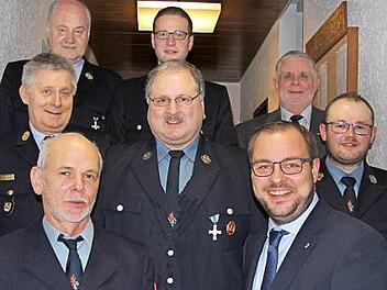 Vorn v.l. Wolfgang Pechtold und Landrat Sebastian Straubel; Mitte v.l. Kreisbrandrat Manfred Lorenz, Thomas Höpfner und Vorsitzender Benedikt Alex sowie Hinten , v.l.: Kreisbrandmeister Jochen Mann, Kommandant Markus Pechtold und Dritter Bürgermeister Friedrich Übelhack. Foto: Alexandra Kemnitzer