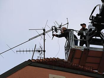 Rüdiger Wolf holt die Kameradrohne von der Antenne, die keinen Schaden genommen hat. An der Drohne gab es nur leichte mechanische Blessuren. Foto: Thomas Malz