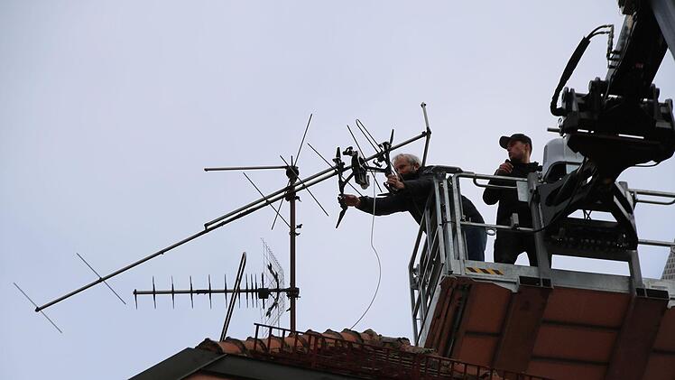 Rüdiger Wolf holt die Kameradrohne von der Antenne, die keinen Schaden genommen hat. An der Drohne gab es nur leichte mechanische Blessuren. Foto: Thomas Malz