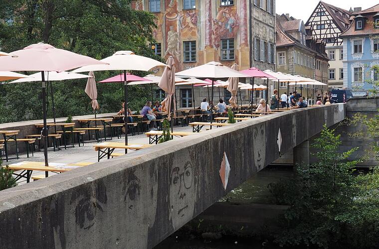 Bamberg: Umstrittener Biergarten auf Unterer Brücke soll dauerhaft in Betrieb gehen - Stadt sucht Wirt