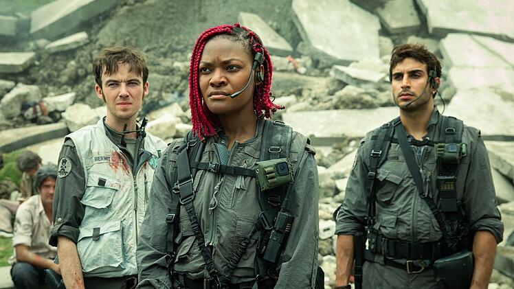 Die Menschheit in 95 Jahren ist bunter geworden, Grenzen zwischen biologisch und technisch erzeugtem Leben sind  weitgehend aufgehoben: Alex Lawther als Hermit, Di&ecirc;m Camille als Siberian und Moe Bar-El als Rashidi in der Disney-Serie "Alien: Earth".