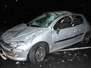 Das Auto wurde durch einen mehrfachen Überschlag schwer beschädigt. Foto: Roland Meister