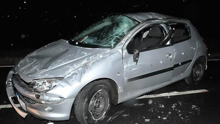 Das Auto wurde durch einen mehrfachen Überschlag schwer beschädigt. Foto: Roland Meister