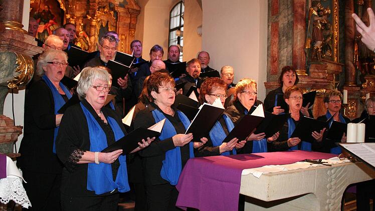 Der gastgebende Chor " Tonarten" unter Leitung von Dominik Ignatzek