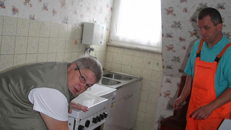 Die kleine Küche ist fast perfekt. Der Ofen funktioniert noch, eine Sitzgelegenheit mit vier Stühlen wurde von der Integra beschafft.