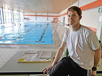 Schwimmmeister Julian Graser hat im Bischberger Hallenbad den Überblick. Foto: Ronald Rinklef