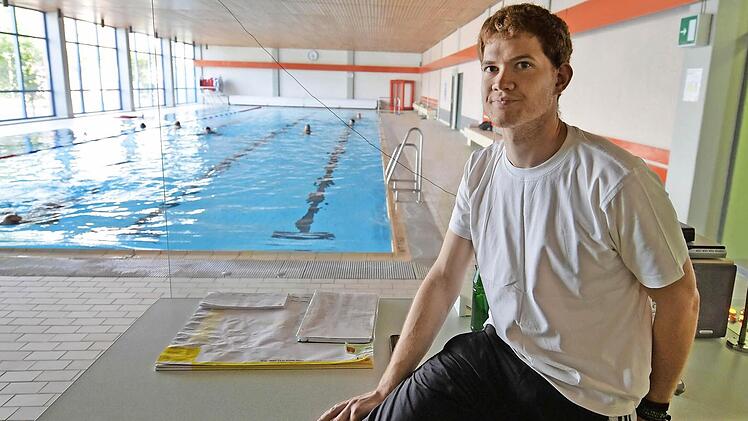 Schwimmmeister Julian Graser hat im Bischberger Hallenbad den Überblick. Foto: Ronald Rinklef