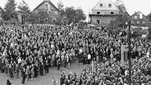 Unglaublich viele Menschen versammelten sich damals in Neuengrün, um für den Frieden zu beten. Fotos: privat