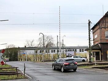 Der Bahnübergang in Creidlitz könnte noch länger erhalten bleiben: Eine Anwohnerin hat gegen den Bebauungsplan, der die rechtlichen Voraussetzungen für den Bau einer Unterführung schaffen sollte, Normenkontrollklage beim Bayerischen Verwaltungsgerichtshof eingereicht. Foto: Simone Bastian