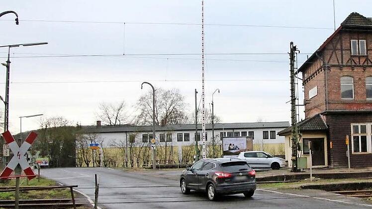Der Bahnübergang in Creidlitz könnte noch länger erhalten bleiben: Eine Anwohnerin hat gegen den Bebauungsplan, der die rechtlichen Voraussetzungen für den Bau einer Unterführung schaffen sollte, Normenkontrollklage beim Bayerischen Verwaltungsgerichtshof eingereicht. Foto: Simone Bastian